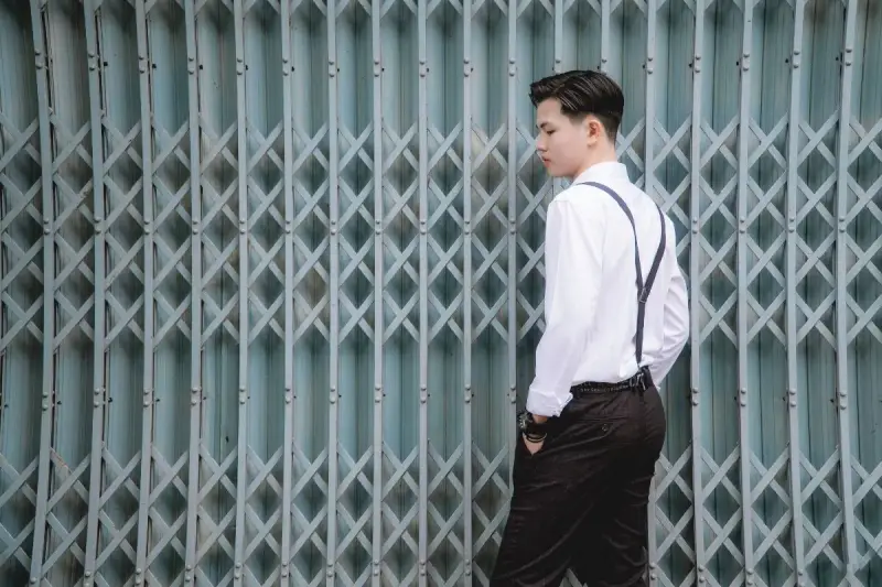 Elegancki mężczyzna w białej koszuli i szelkach, gotowy na white party.